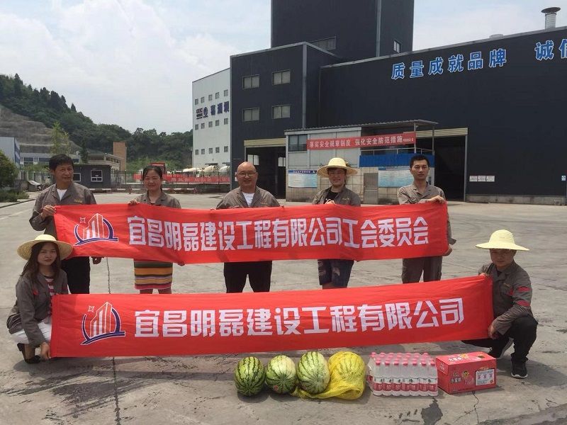 宜黄路水稳基层施工现场送温暖